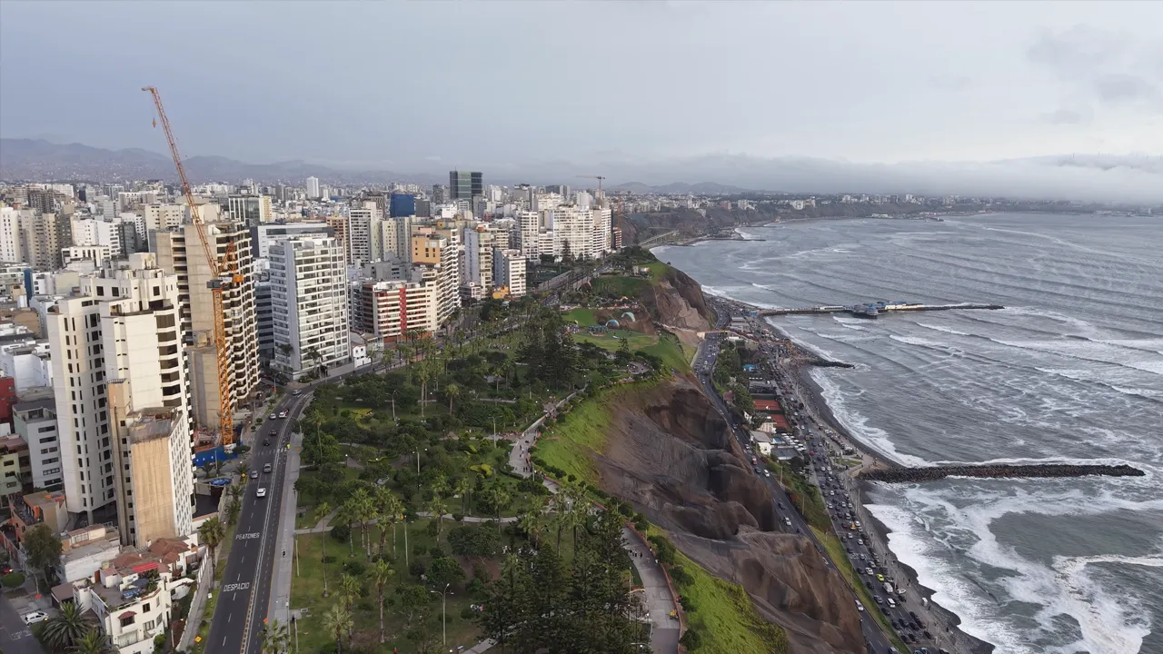 Malecón Cisneros, Parque Antonio Raymondi - Faro de Miraflores