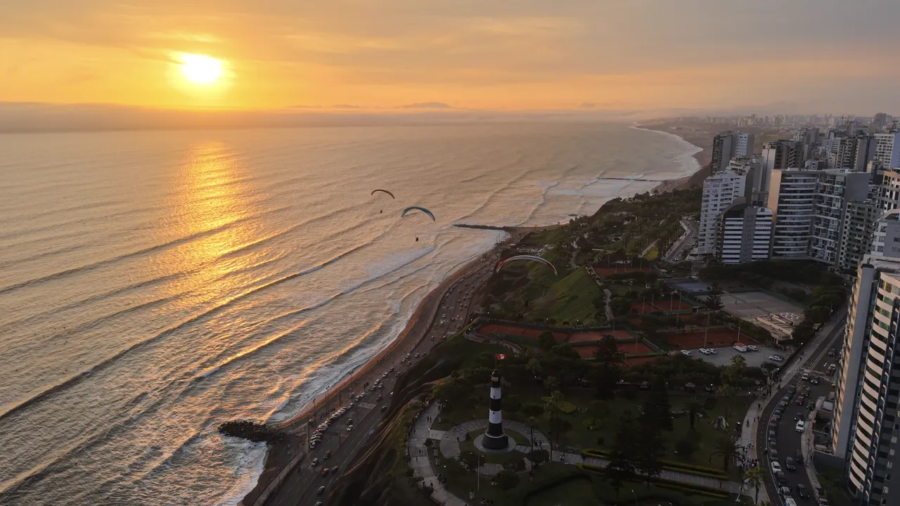 Atardecer malecón de Miraflores